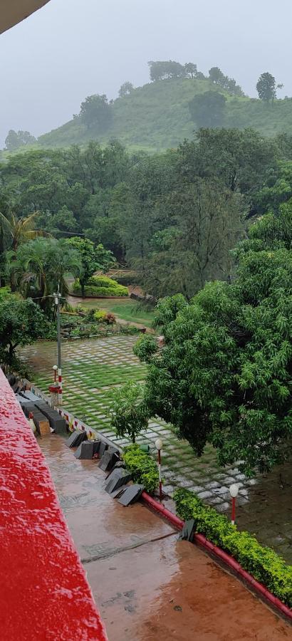 Golden Resort And Farm Nashik Buitenkant foto