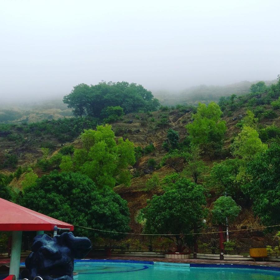 Golden Resort And Farm Nashik Buitenkant foto