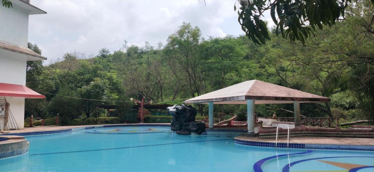 Golden Resort And Farm Nashik Buitenkant foto