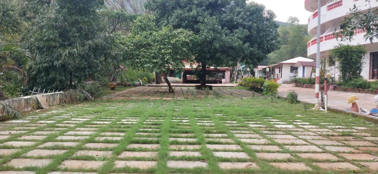Golden Resort And Farm Nashik Buitenkant foto