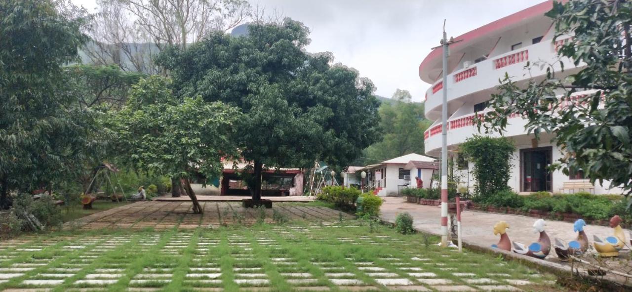 Golden Resort And Farm Nashik Buitenkant foto