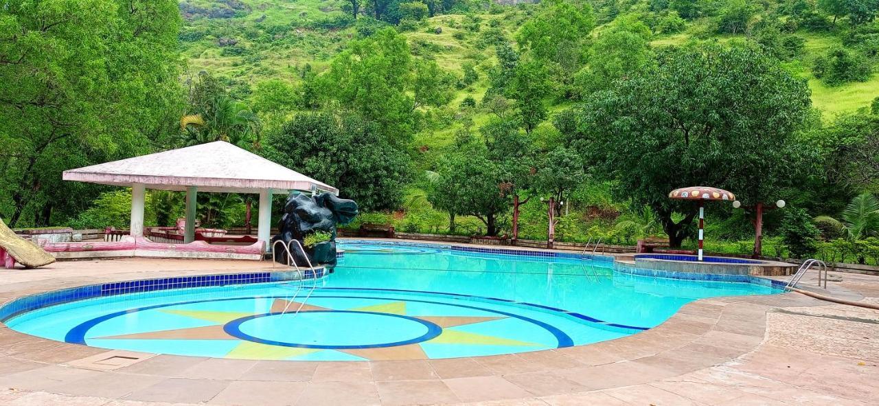 Golden Resort And Farm Nashik Buitenkant foto